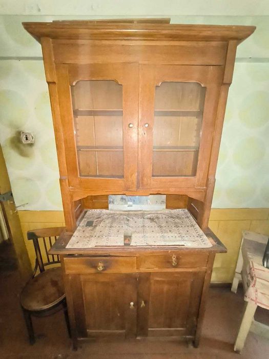 продается коммод шкаф РЕТРО очень старинный из древесины