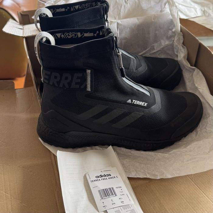 Продава чисто нови туристически водоустойчиви  обувки "Adidas"