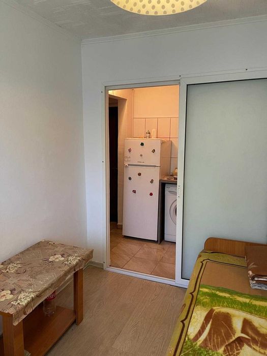 Garsoniera, etaj 1, Razboieni