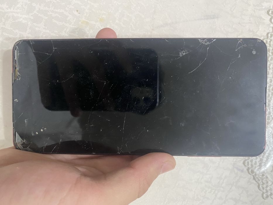 Продаю не рабочый телефоный