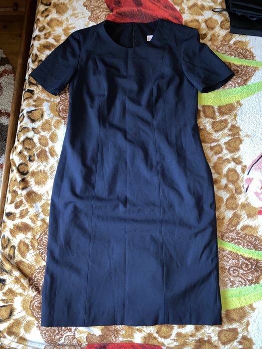 Rochie neagră Teamdress, ideală pentru birou sau ținute elegante.