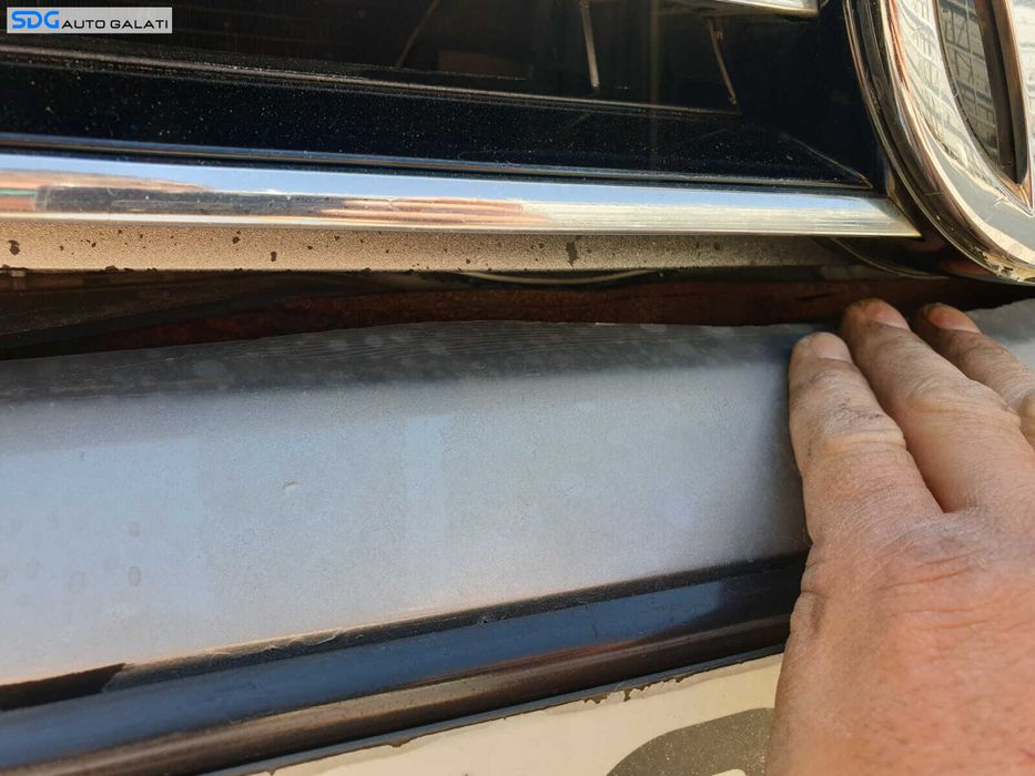 Bara Spoiler Fata cu Grile si Proiectoare Fara Grila cu Emblema cu Imperfectiuni Volkswagen Passat B8 2015 - 2019 Culoare LB7W [C3912]