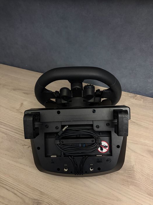Продам игровой руль Logitech с педалями!