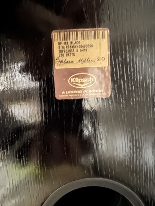 Se vând boxe Klipsch RF-83, model de top, extrem de rar și foarte apreciat de cunoscători.