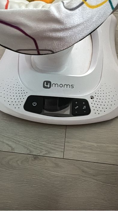 Шезлонг с электро-качанием 4Moms