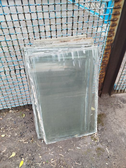 Продам оконные стекла разных размеров.