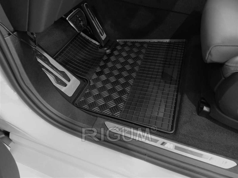 Гумени стелки или багажник BMW X6 G06 от 2018г.