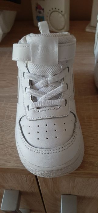 Sneakers nike din piele mărimea 25. Impecabili