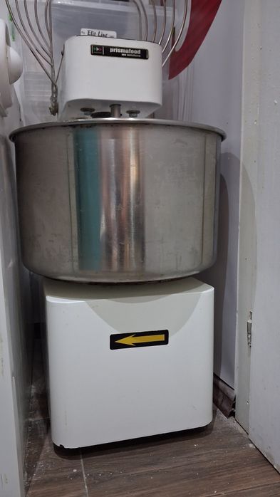 Тестомесачка призмата 380 w  2 скорости и таимер