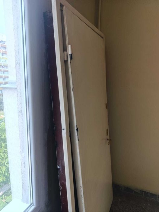 Два броя метални апартаментни врати.