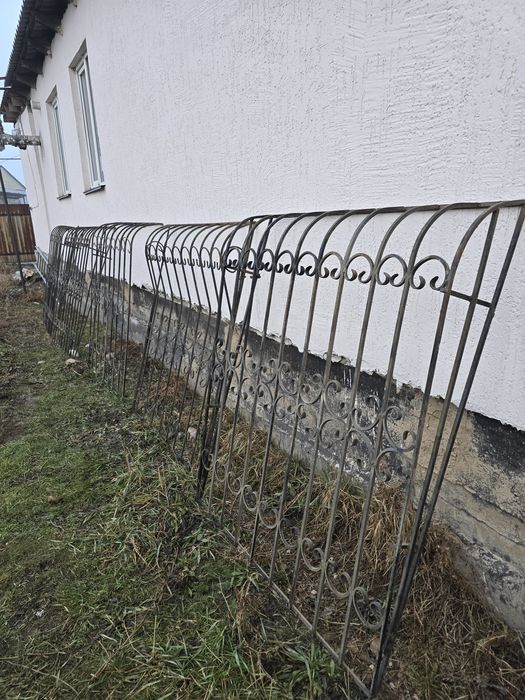 Металлическая решётка на окно