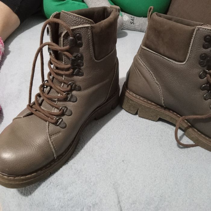 Vând bocanci din piele,blăniți, Nr 37 preț 45 lei