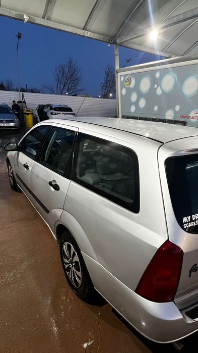 Vând Ford focus  .