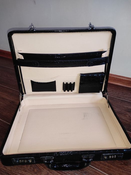 продам дипломат с кодом