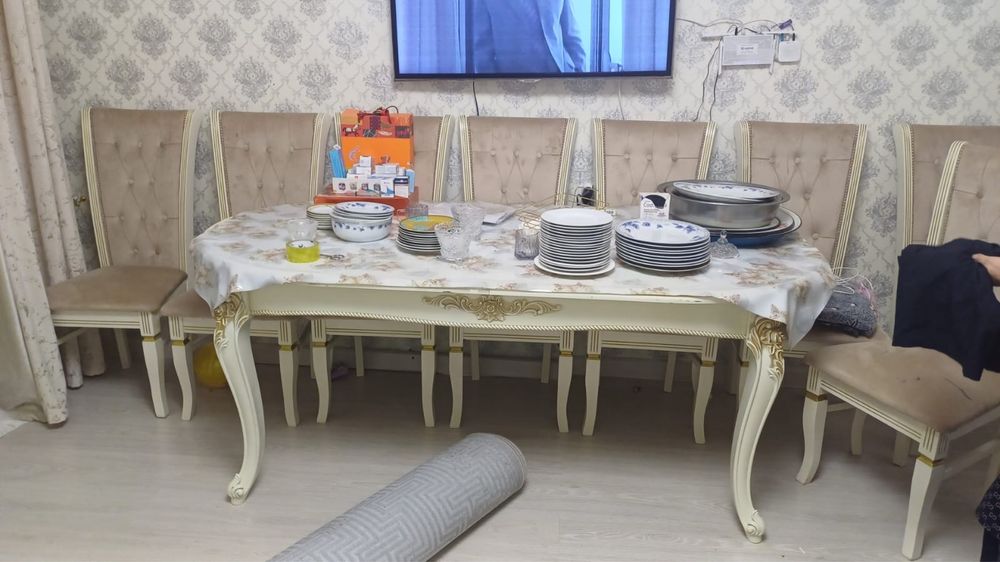 Продаётся стол со стульями