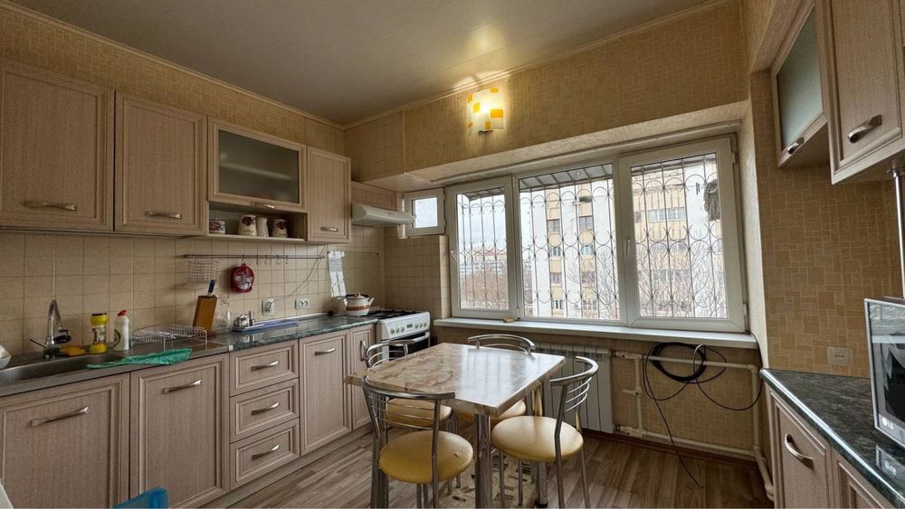 Продается 4х ком квартиа, 90м2. На Ц-1. Ор-р: Детский мир.