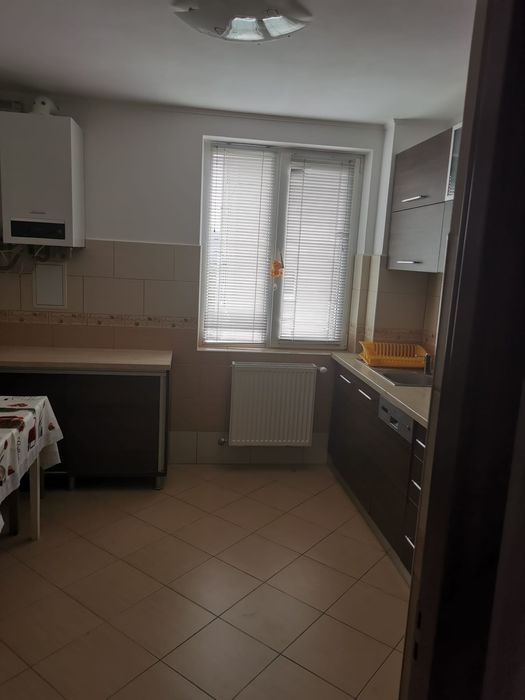 Închiriez apartament cu 2 camere