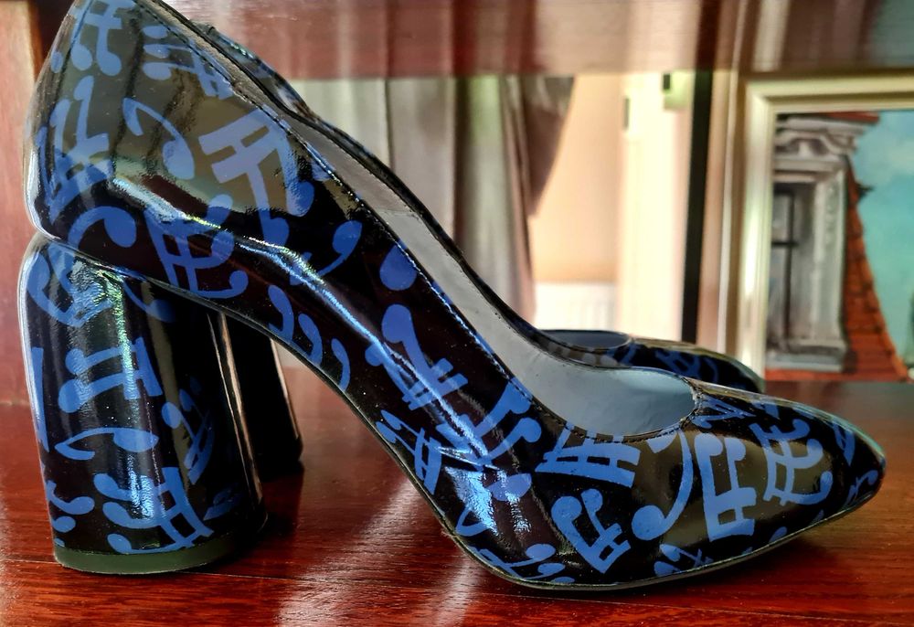 Pantofi de designer, piele lacuita, foarte speciali