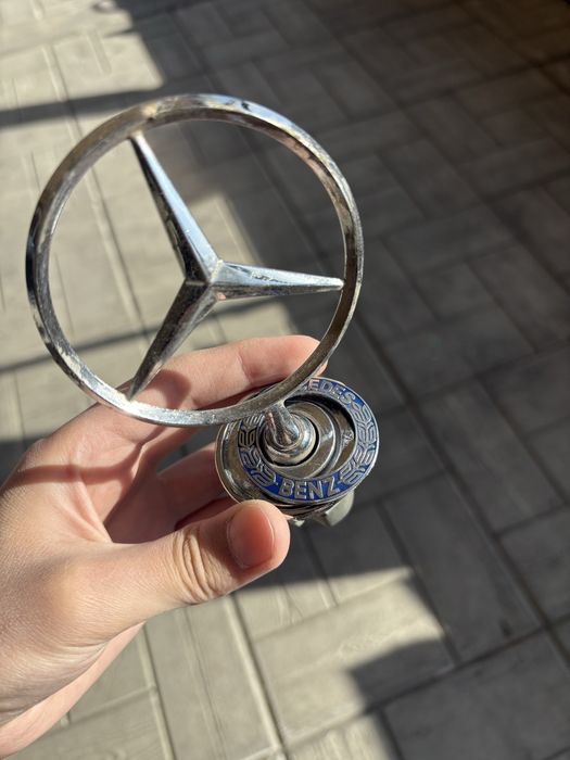 Эмблема Mercedes на машину