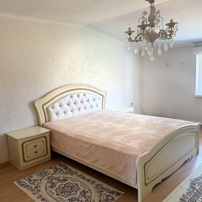 спальный гарнитур ,коврики в подарок