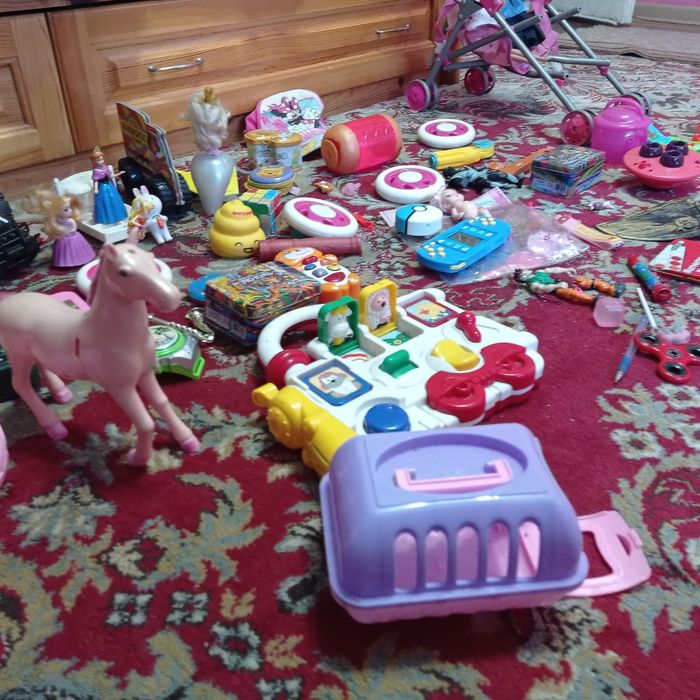 Коледна къщичка с детски играчки