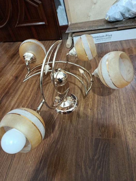 Lyustra sotiladi 100000 so’m