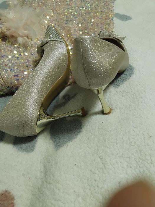 Дамски обувки с високо токче камъчета