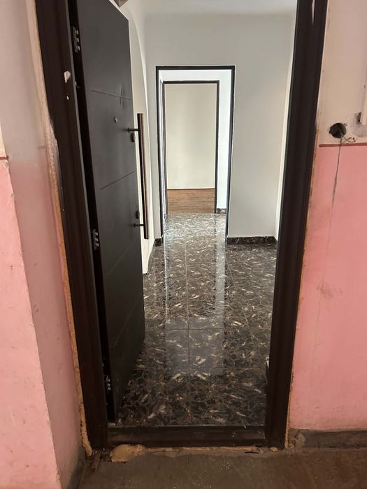 Apartament cu 2 camere-decomandat.