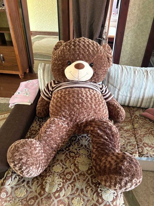 Большой плюшевый медведь