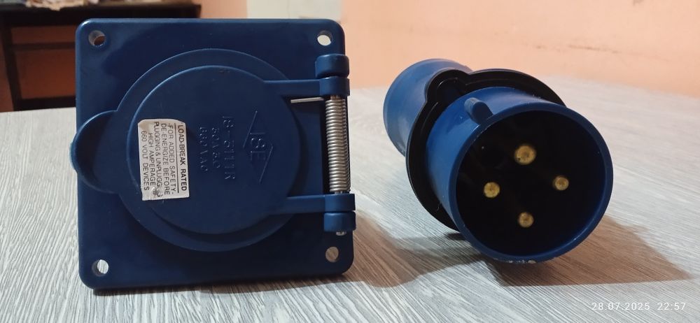 Продаётся 4контакная 3фазовая розетка и вилка на 660волть