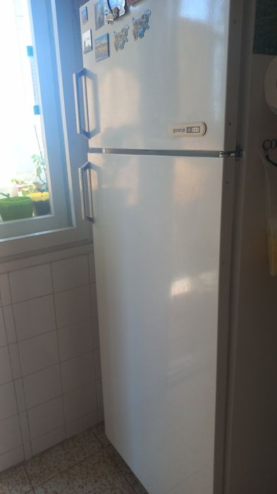 Продавам хладилник с камера