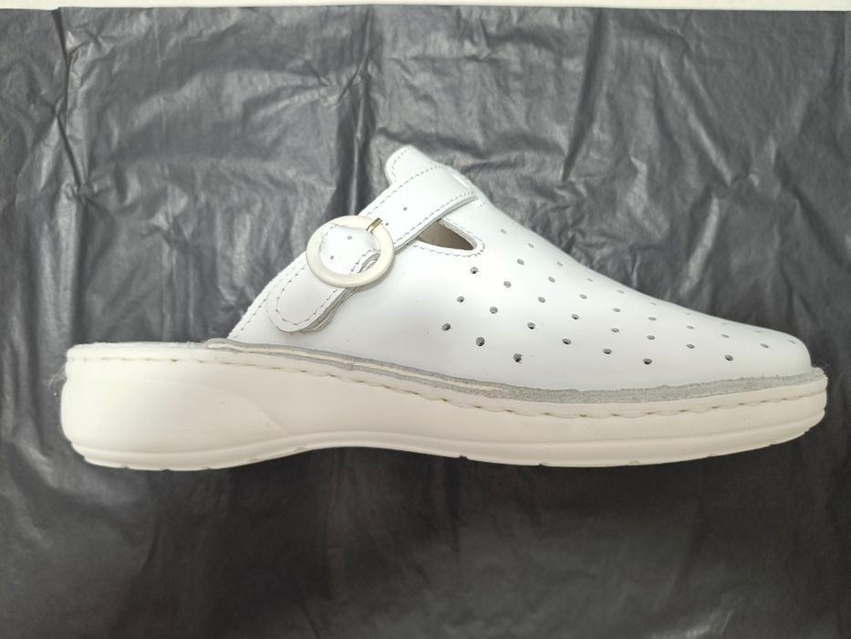 Vând saboți din piele naturala