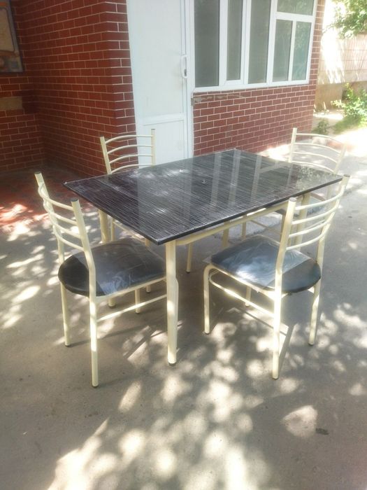 Парта. 600.000 имеются зал ожиданий диван. стулья. скамейки