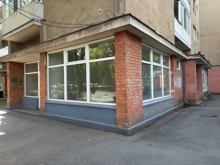 De inchiriat  spatiu comercial cu vitrina la strada si doua intrari
