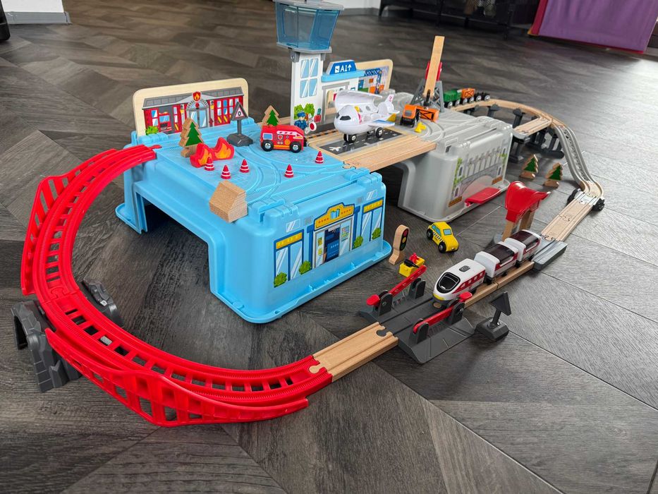 Hape Set tren din lemn Metropolis (80 de piese)