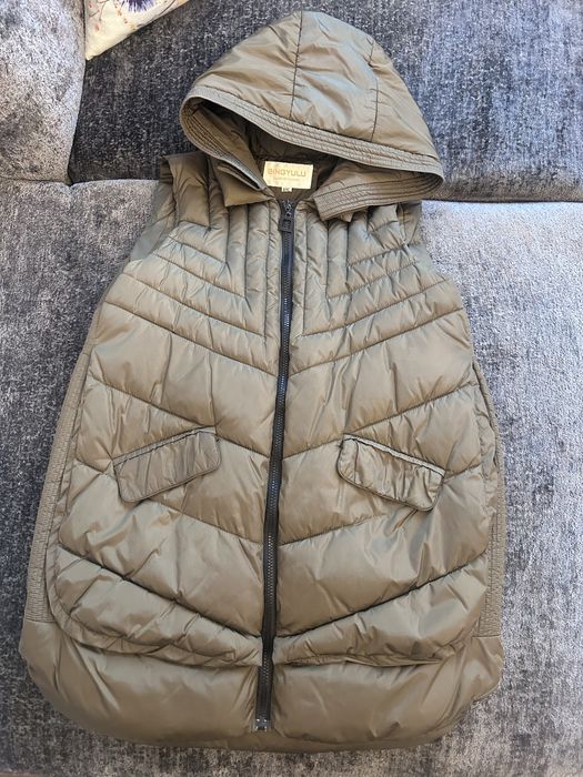 Елек цвят каки с емблема