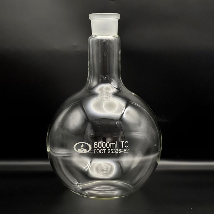 Лабораторные стеклянные колбы разных типов и объемов