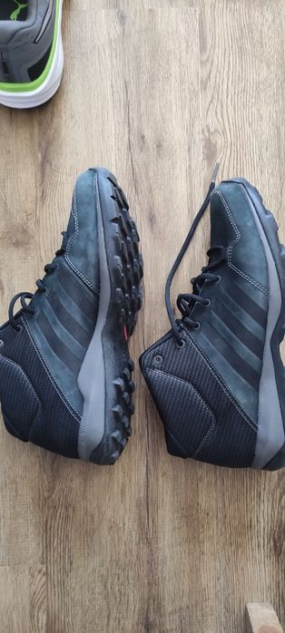 Маратонки Adidas и Puma