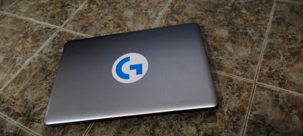 2 Лаптопа с разбити екрани.