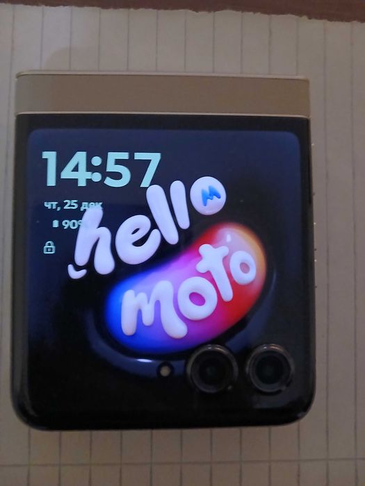 Продавам телефон смартфон Motorola razr50 сгъваем камера