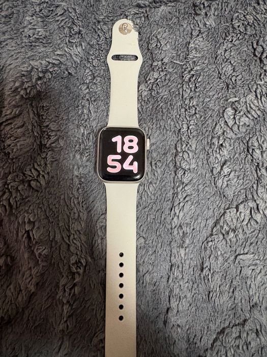 Продам Часы Apple Watch SE