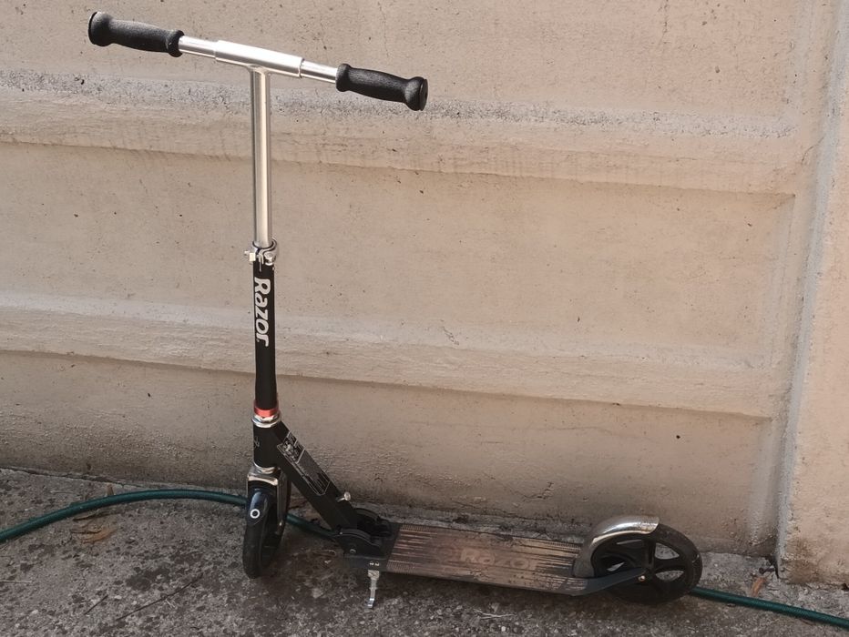 Trotinetă pliabilă Razor A5  Black Label