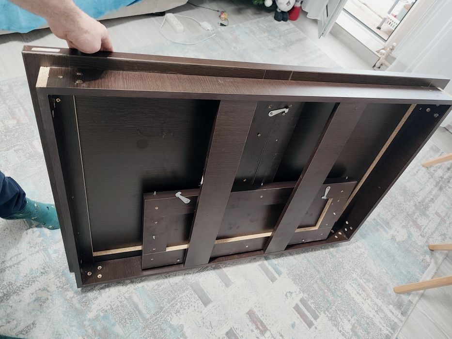 Vând masa IMPECABILĂ cu 4 scaune