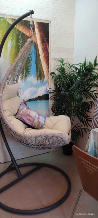 Продавам висящ стол люлка и маса