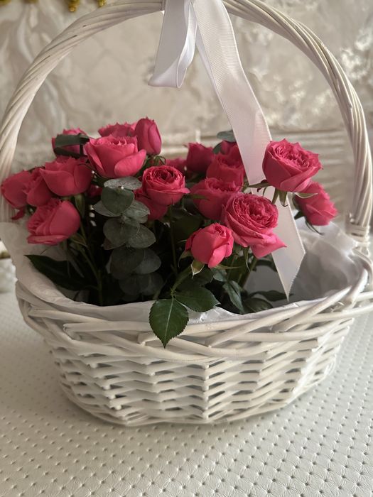 кустовые розы в корзинке