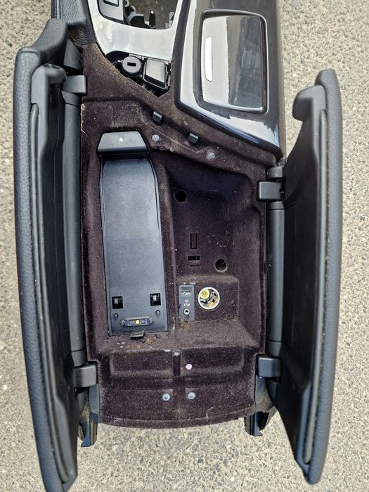 Cotiera BMW 5 F10 F11 VOLAN STANGA trim suport pahare scrumiera