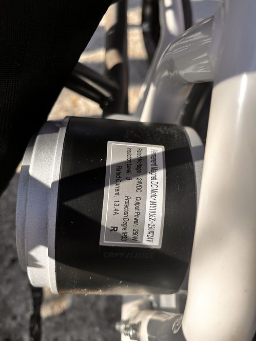 Scaun cu rotile electric dizabilitati