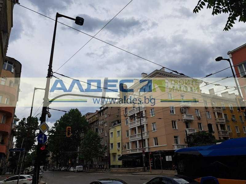 Продава се Двустаен апартамент в София, Център - 70 кв.м за 4143 €/кв.м - Снимка #16