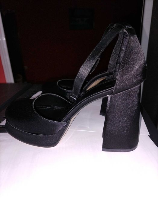 Чисто нови дамски обувки