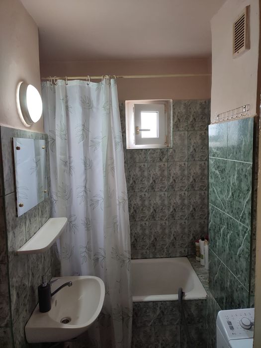 Vând apartament cu doua camere.